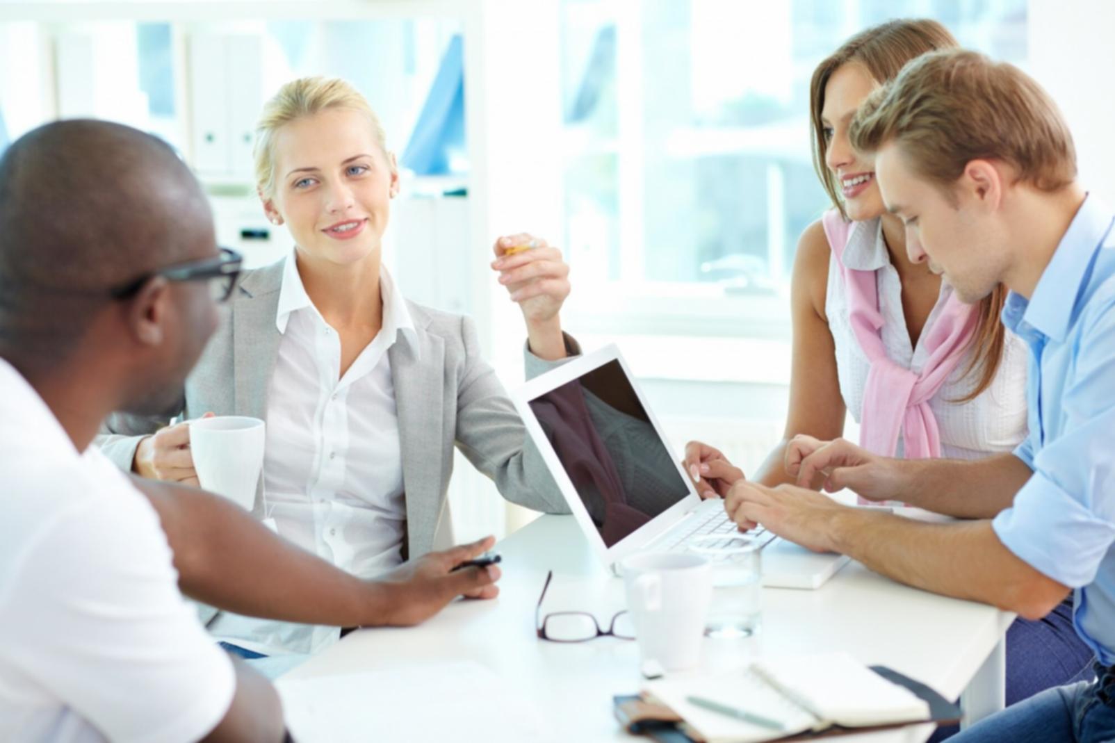 Equipo de virellorano trabajando en estrategias de presupuesto
