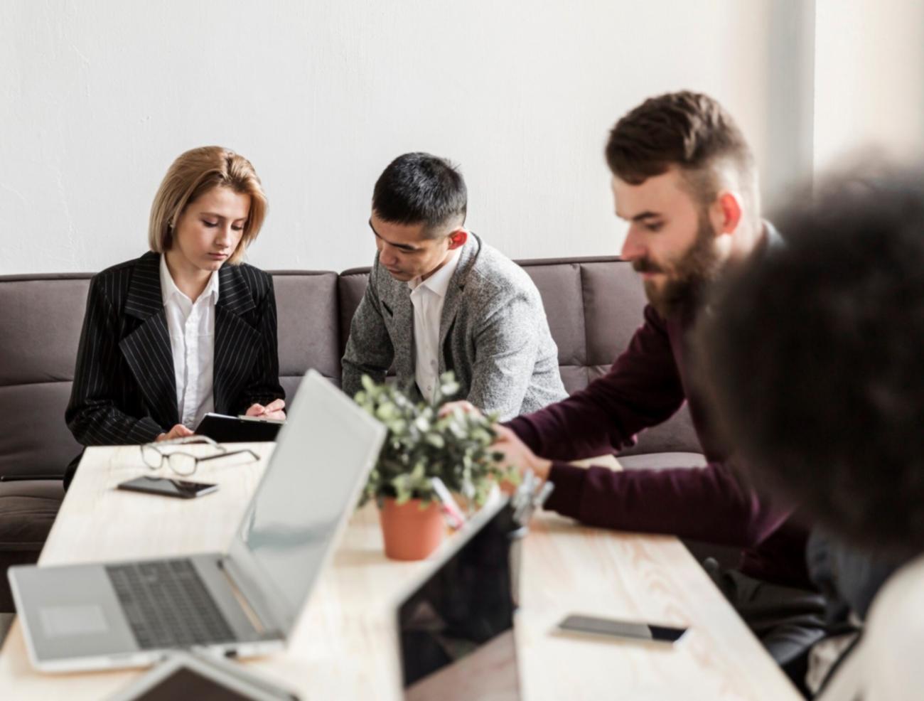 Emprendedor trabajando en presupuestos empresariales